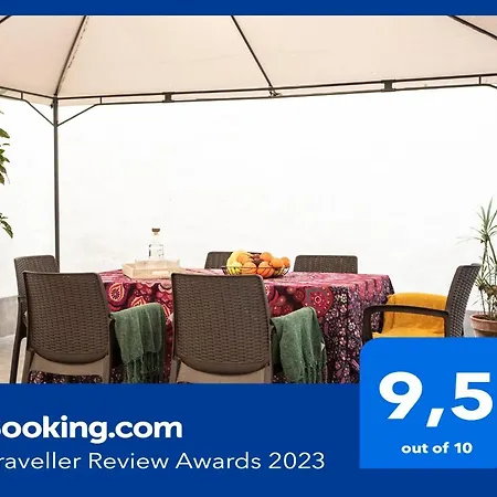 Lugar Especial, Gran Patio, Junto Al Ayuntamiento *